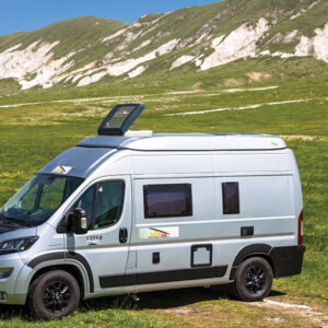 TPR103_5-1 Interno del camper Fiat Ducato con il tetto a soffietto Sky Up che crea un ambiente più arioso