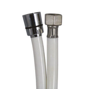 Dettaglio dei raccordi del flessibile Tube PVC white da 1,5 metri, compatibile con docce per caravan.