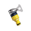 Adattatore Garden per rubinetto collegato a un rubinetto esterno con tubo da giardino, in primo piano