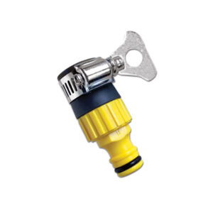 Adattatore Garden per rubinetto collegato a un rubinetto esterno con tubo da giardino, in primo piano