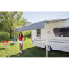Shade Sun View FIAMMA installato su tendalino di un camper, offre ombra e privacy in campeggio.