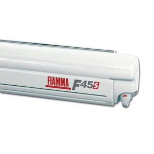 VRD1123G_1-1 Tendalino F45 S 230 • Polar White / Royal Grey FIAMMA S.P.A. esteso su un camper in un paesaggio naturale.