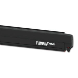 Tendalino F45 S 300 Deep Black Royal Grey esteso su camper, offre ampia ombra laterale