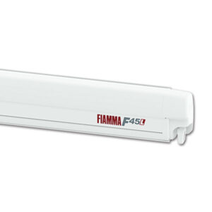 VRD2155L_1-1 Tendalino F45 L 550 Polar White / Royal Blue di FIAMMA S.P.A. esteso su camper, offrendo ampia ombra laterale.