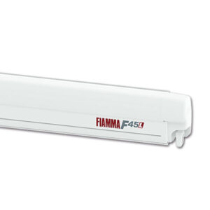 F45 L 550 Polar White Evergreen estesa su camper, vista laterale, mostrando il telo ombreggiante FIAMMA S.P.A.