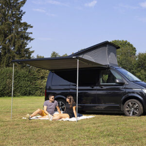 Furgone camperizzato con il F43 Van 270 Deep Black completamente esteso, creando un'area ombreggiata confortevole.