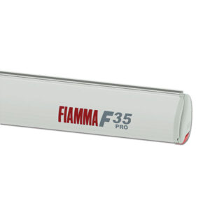 F35 Pro 180 • Titanium / Royal Blue aperto su un campervan, vista laterale che mostra l'ombra creata dal tendalino FIAMMA S.P.A.