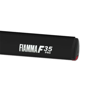 Tendalino F35 Pro 270 Deep Black Royal Grey installato su un camper in un paesaggio naturale FIAMMA S.P.A.