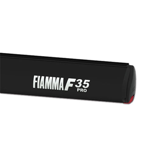 Tendalino F35 Pro 270 Deep Black Royal Grey installato su un camper in un paesaggio naturale FIAMMA S.P.A.