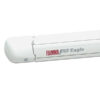 VRD8140G_1-1 Tendalino da tetto FIAMMA S.P.A. F65 Eagle 400 esteso su camper bianco, offre ampia zona d'ombra.