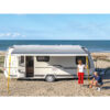 Vista frontale del tendalino F80L 600 installato, con la colorazione Polar White / Royal Grey.