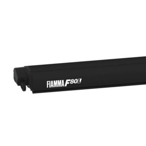 Tendalino F80L 500 • Deep Black / Royal Grey FIAMMA S.P.A. esteso su un camper in un ambiente naturale.