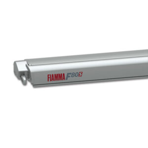 Tendalino F80 S 370 Titanium Royal Grey di FIAMMA S.P.A. aperto su un camper.
