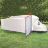VRP1924_1-1 Parete laterale per camper e caravan, altezza 2,4-2,6 m, installata su un veicolo ricreazionale in un contesto di campeggio.