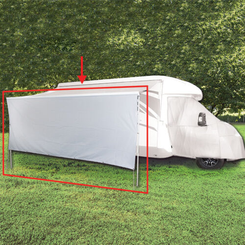 VRP1930_1-1 Parete frontale 3 x 1,4 m installata su veranda camper, offre protezione dal vento e privacy per lo spazio esterno.