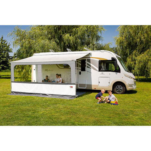 Parete frontale Blocker Pro 350 • 200 cm installata su tenda da sole FIAMMA S.P.A. di un camper.