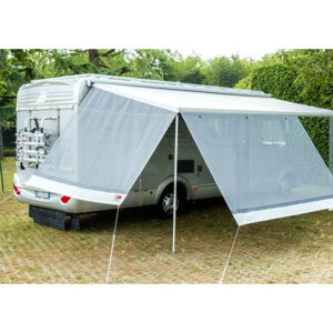 VRP2235_1-1 Parete frontale Blocker 350 • 140 cm FIAMMA montata su tendalino di camper, offre ombra e privacy.