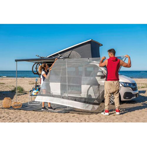 Parete frontale Sun View XL 300 • 190 cm di FIAMMA S.P.A. installata su un tendalino da camper, offre ombra e privacy.