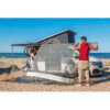 Parete frontale Sun View XL 400 • 190 cm di FIAMMA S.P.A. installata su tendalino di un camper, per maggiore ombra e privacy.