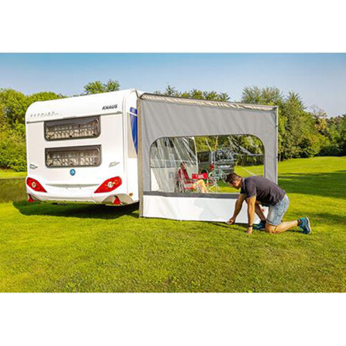 Parete laterale Side W Pro Shade F45/F70/F65 Left di FIAMMA S.P.A. installata su tendalino camper, offre ombra e privacy.