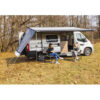 Pannello laterale Sun View Side F45 montato su tendalino Fiamma, offre protezione solare e privacy per camper.