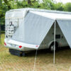 Dettaglio del tessuto microforato del Sun View Side Caravanstore/F35 di FIAMMA, con struttura resistente ai raggi UV.