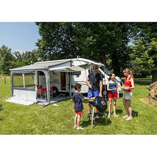 Privacy Ultra Light 300 di FIAMMA S.P.A. installata su un camper, offre protezione e privacy all'esterno.