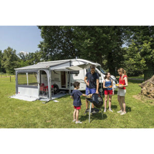 VRP5140_1-1 Parete Privacy Ultra Light 400 di FIAMMA S.P.A. installata su veranda di camper, vista laterale che mostra il tessuto resistente.
