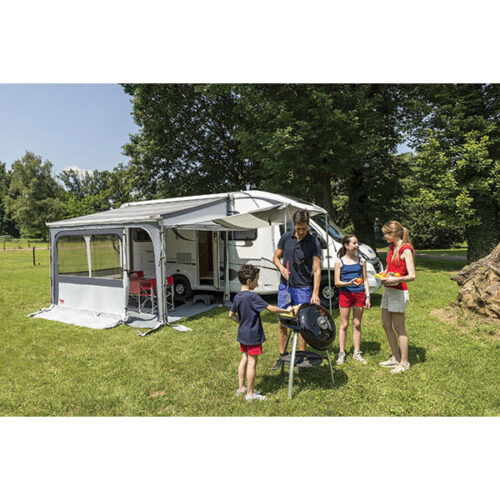 Parete Privacy Ultra Light 400 di FIAMMA S.P.A. installata su veranda di camper, vista laterale che mostra il tessuto resistente.