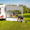 Parete laterale Side W Caravanstore / F35 montata su tendalino Fiamma, offre riparo e privacy al camper.