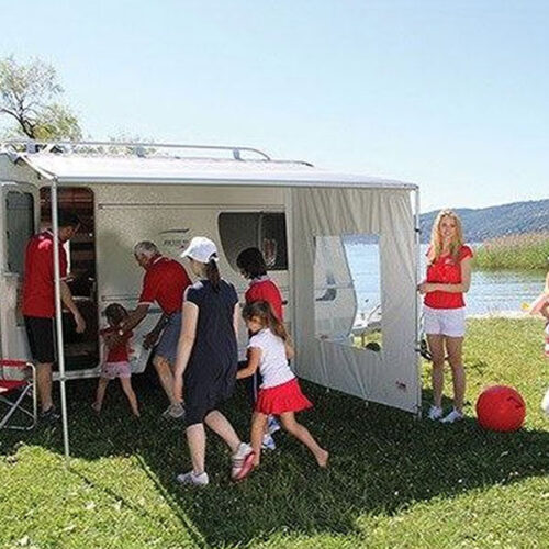 Parete laterale Side W Pro F35 VWT5 di FIAMMA S.P.A. installata su camper, offre privacy e riparo dal vento.