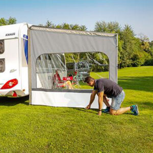 Side W Caravanstore XL di FIAMMA S.P.A. installato su un caravan, offre protezione laterale e privacy per l'area esterna