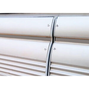 VTE10GC_4-1 Immagine ravvicinata del materiale del Profilo copriviti Grigio, resistente agli agenti atmosferici.