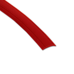 VTE10RC_2-1 Dettaglio del Profilo copriviti Rosso, mostrando la flessibilità e la resistenza del materiale per esterni.