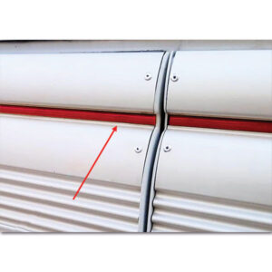 VTE10RC_4-1 Applicazione del profilo coprivite rosso sulla carrozzeria di un camper, per una finitura pulita e protetta.