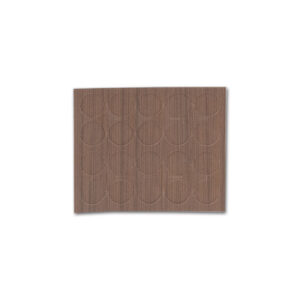 VTE134_2-1 Dettaglio delle Cover adesivi noce Ø 13 su una superficie in legno, mostrando la texture e il colore noce. Ideali per coprire viti.