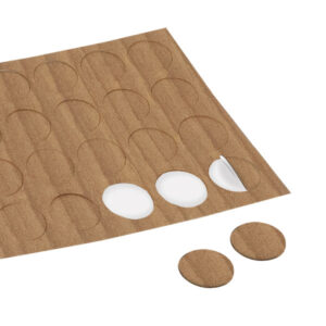 VTE135_1-1 Dettaglio ravvicinato di una cover adesiva nocciola • Ø 13 applicata su pannello interno del camper.
