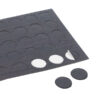 VTE136_1-1 Dettaglio ravvicinato delle cover adesivi wengè Ø 13 mm su una superficie in legno per camper.