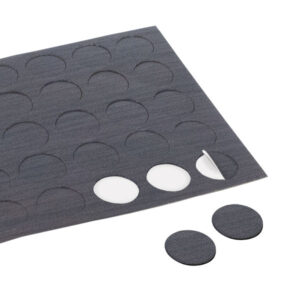 VTE136_1-1 Dettaglio ravvicinato delle cover adesivi wengè Ø 13 mm su una superficie in legno per camper.