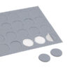 Dettaglio ravvicinato di Cover adesivi grigio chiaro Ø 13 mm applicate su un pannello interno del camper.