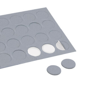 Dettaglio ravvicinato di Cover adesivi grigio chiaro Ø 13 mm applicate su un pannello interno del camper.