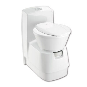 WC fisso CTS4110 Dometic installato in un bagno moderno di camper, vista frontale del sedile e della tazza.
