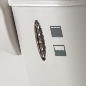 Interno del WC portatile Dometic 976, con sedile ergonomico e meccanismo di risciacquo a pulsante.