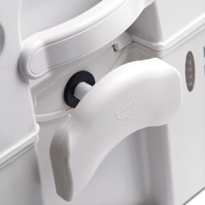 Toilette portatile Dometic posizionata all'interno di un camper, mostrando la sua compattezza e integrazione.