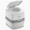 Cassetta WC PORTA POTTI 165 in ambiente esterno, con camper sullo sfondo, per illustrare l'uso pratico.