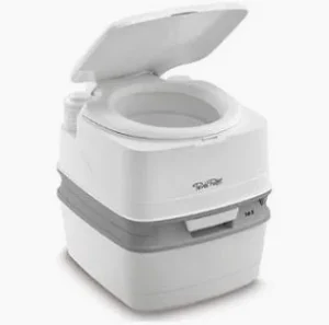 Cassetta WC PORTA POTTI 165 in ambiente esterno, con camper sullo sfondo, per illustrare l'uso pratico.