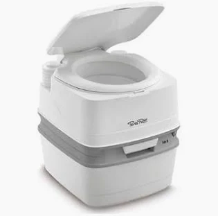 Cassetta WC PORTA POTTI 165 in ambiente esterno, con camper sullo sfondo, per illustrare l'uso pratico.