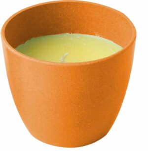 Primo piano della candela alla citronella S, enfatizzando la cera e il design essenziale