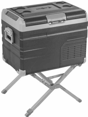 Telaio portafrigo Cooler Up aperto e pronto all'uso, con frigo portatile posizionato sopra, in ambiente esterno.