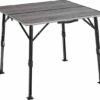 Tavolo Elùtop ComPack 80x80 aperto in ambiente esterno, pronto per l'uso campeggio.